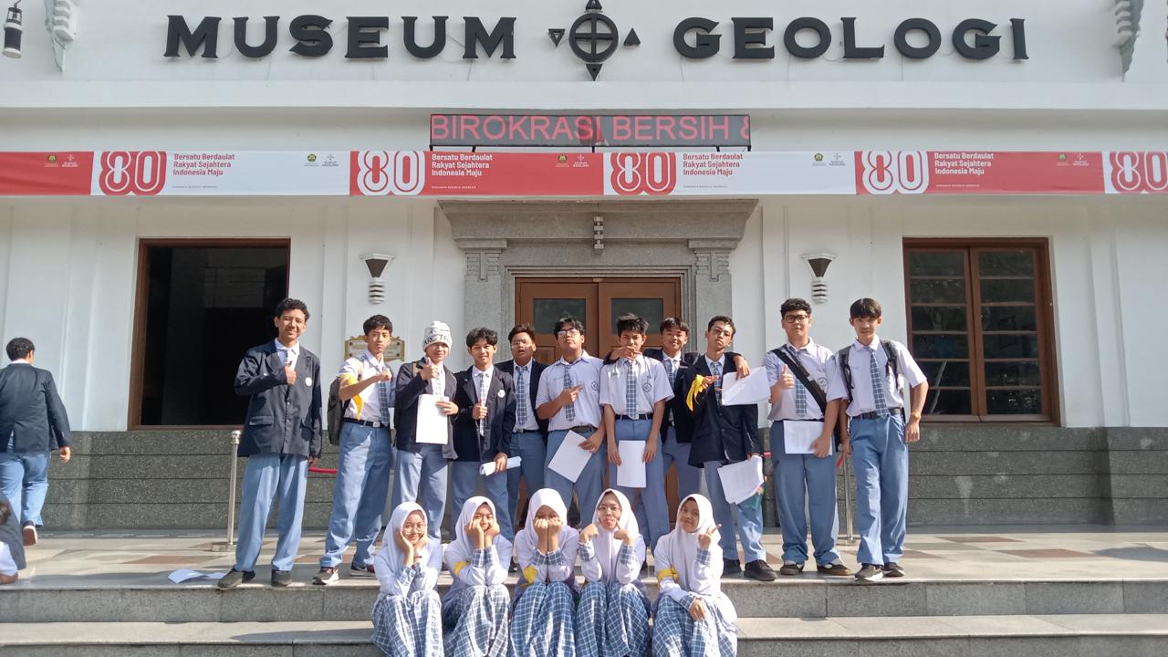 BLA (Belajar Langsung di Alam) kelas X dan XI Pesantren Sainstek Darul Hikam – Museum Geologi