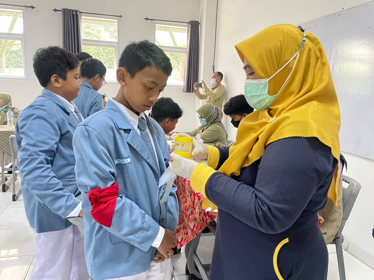 Screening Kesehatan seluruh Civitas Pesantren Saintek Darul Hikam bersama Puskesmas Lembang